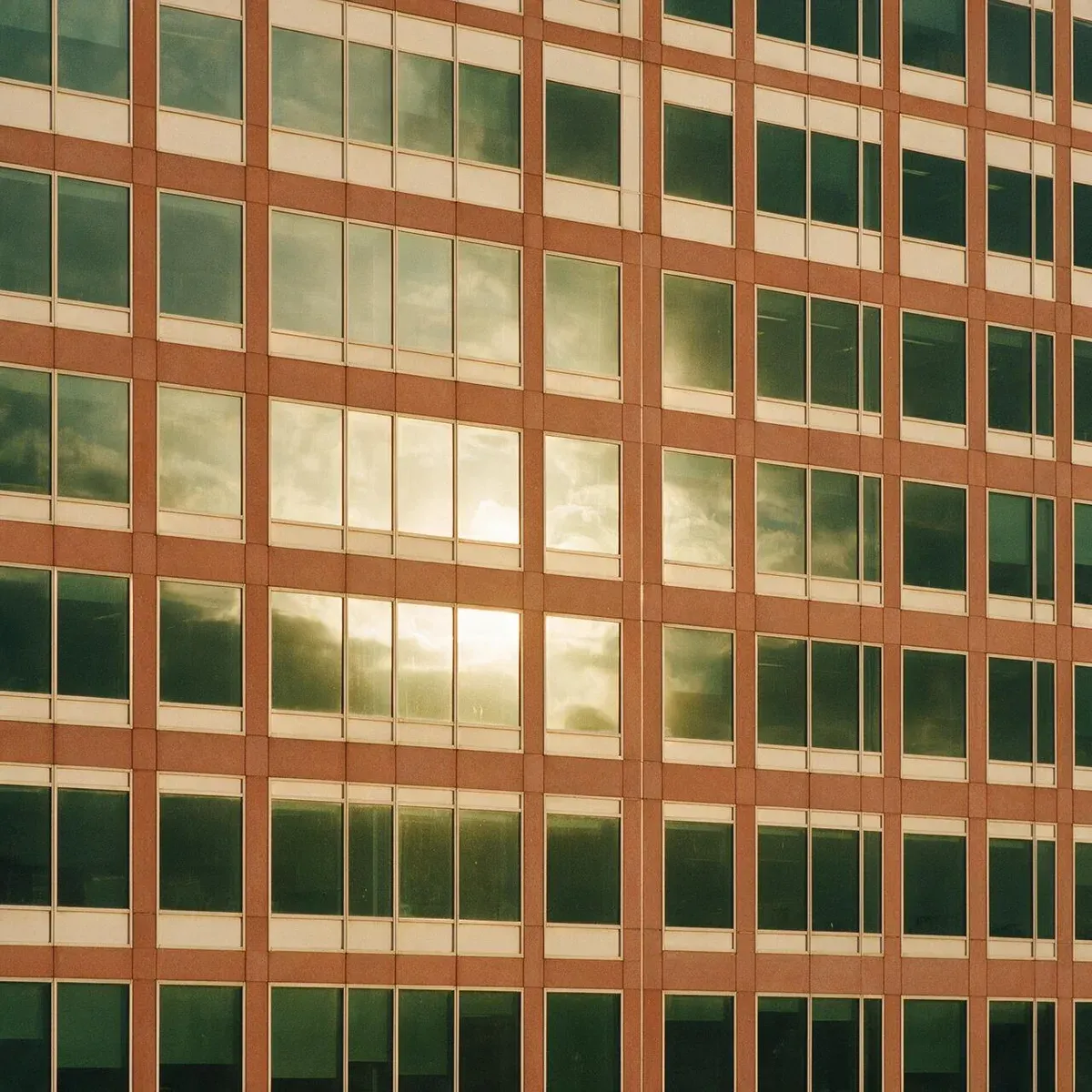 Fassade eines modernen Bürogebäudes — Symbolfoto